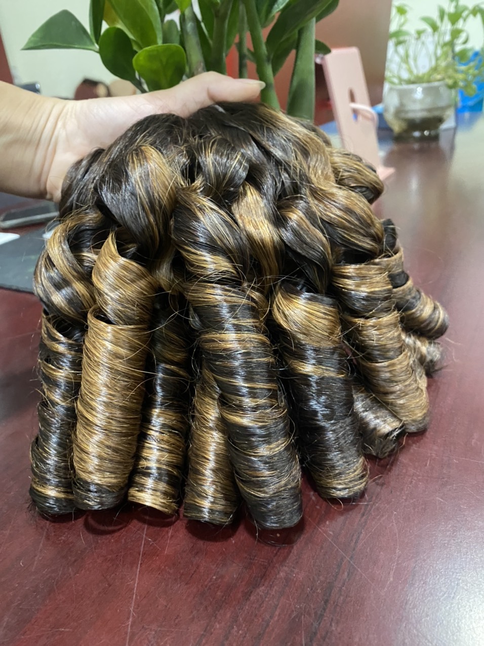 WHOLESALE BOUNCY CURLY OMBRE COLOR WEFT HAIR